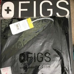 FIGS Casma Three Pocket Top, Black